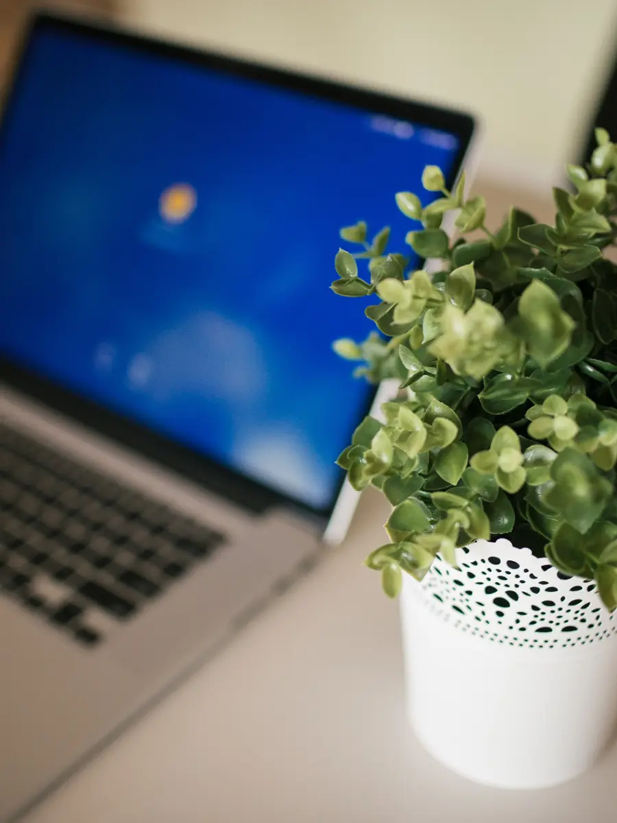 Un ordinateur portable ouvert sur un bureau moderne